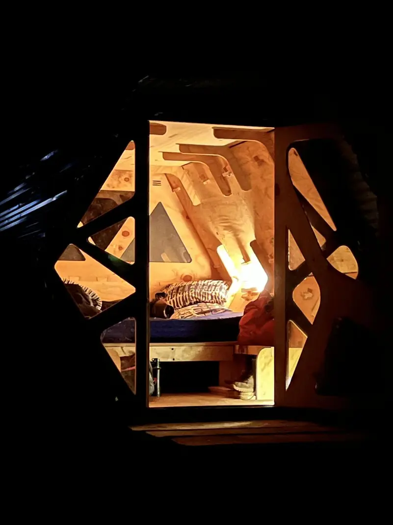 El refugio encendido de noche, en Cochrane