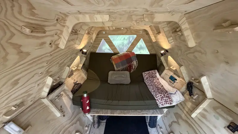 La cama armada como sillón, adentro del refugio