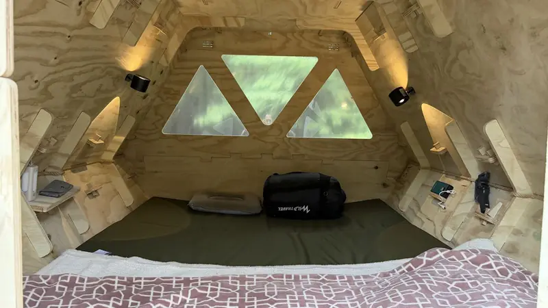 Adentro del refugio: la cama queen y la ventana al bosque