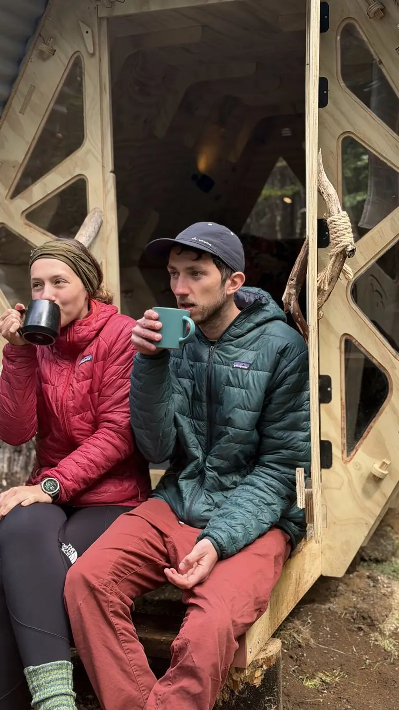 Un café en la puerta