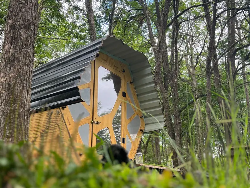 Un refugio en el bosque del Camping Los Pioneros, en Villa O'Higgins